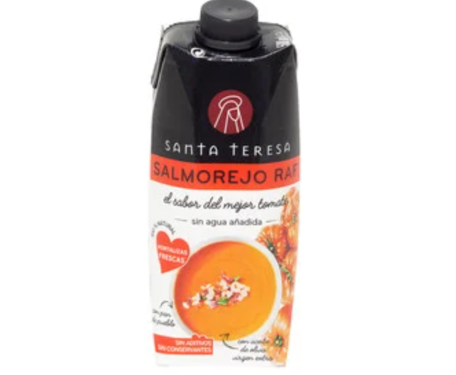 Ensalada de toda la vida con sardinas picantes y salmorejo.